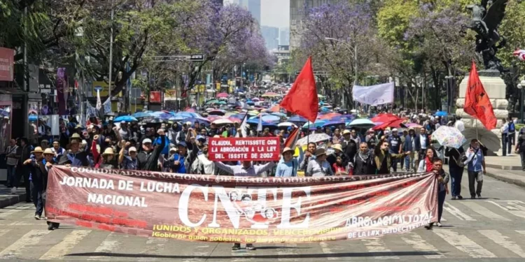 Foto: redes sociales //Se realizó una marcha en la capital del país, con un llamado a una mesa de diálogo donde asista la presidenta de la República.