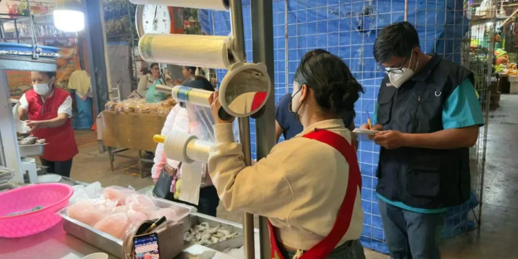 Supervisaron la venta de pescados y mariscos en el mercado Zaragoza.