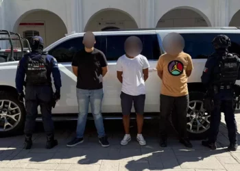 Tras cometer el ilícito, los presuntos responsables huyeron a bordo de una camioneta de lujo marca GMC.
