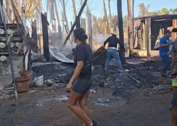 Testigos aseguraron que únicamente acudieron tres elementos a la atención del incendio.