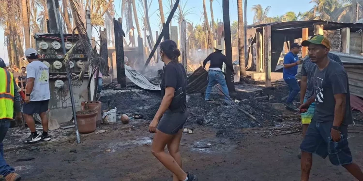 Testigos aseguraron que únicamente acudieron tres elementos a la atención del incendio.