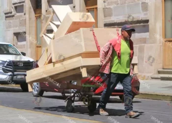 Foto: Adrián Gaytán // Artesanos, trabajo en las calles sin la mínima protección laboral.