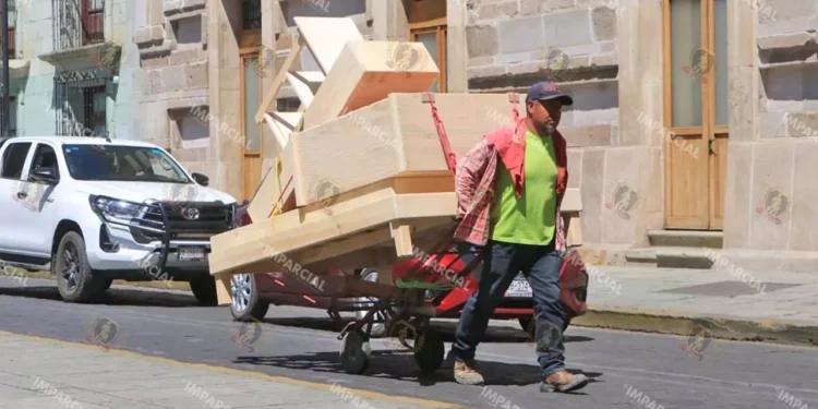 Foto: Adrián Gaytán // Artesanos, trabajo en las calles sin la mínima protección laboral.