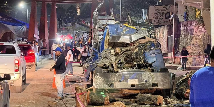 Un camión tipo plataforma que transportaba rollos de madera se impactó contra una vivienda.