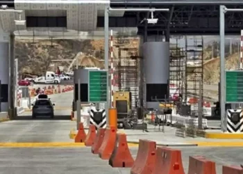 Un peaje elevado para una supercarretera en ruinas.