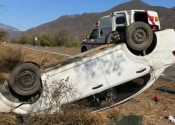 Fuerte volcadura en carretera Oaxaca-Istmo deja a mujer herida