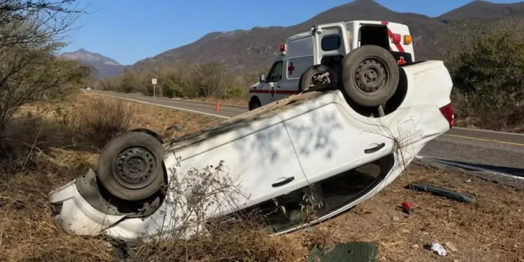 Fuerte volcadura en carretera Oaxaca-Istmo deja a mujer herida