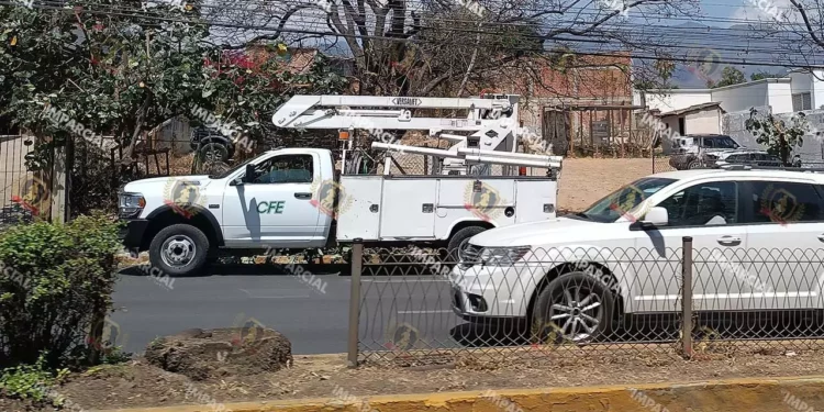 Foto: Lisbeth Mejía // Vehículos de CFE resguardan las podas irregulares sobre avenida Chapultepec.