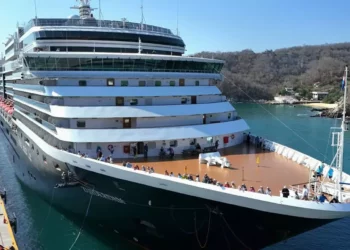 Arrriba crucero Zuiderdam a Huatulco con más de 2 mil 600 personas a bordo