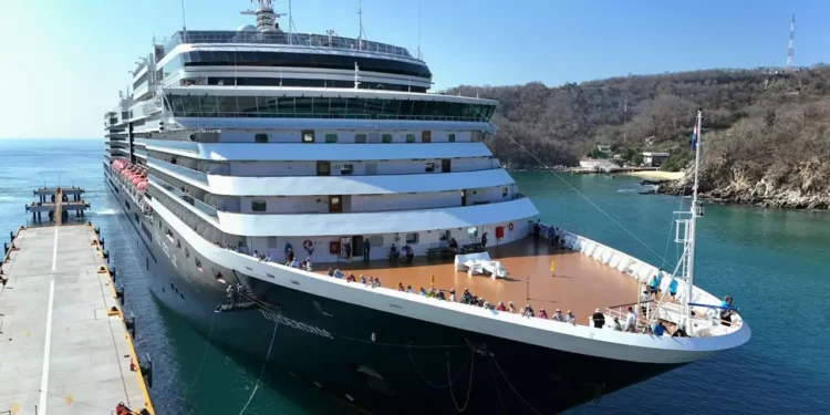 Arrriba crucero Zuiderdam a Huatulco con más de 2 mil 600 personas a bordo