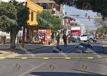 Motociclista muere bajo las ruedas de un autobús