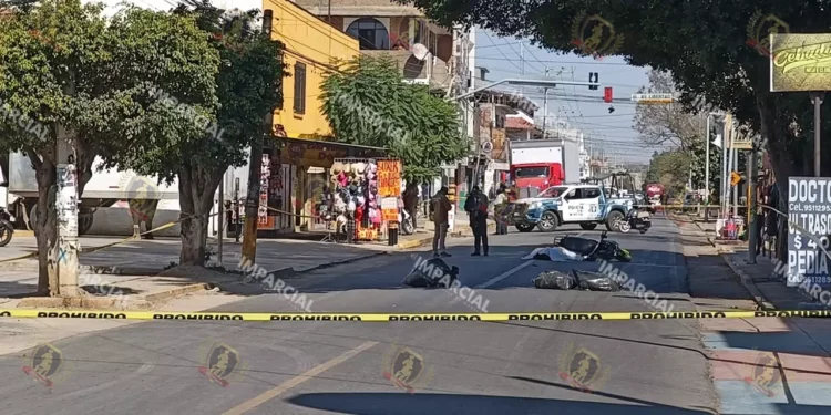 Motociclista muere bajo las ruedas de un autobús