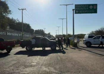 Habitantes de Bajos de Chila bloquean el aeropuerto y toman el basurero municipal