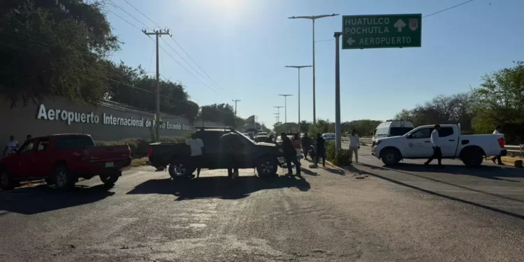 Habitantes de Bajos de Chila bloquean el aeropuerto y toman el basurero municipal