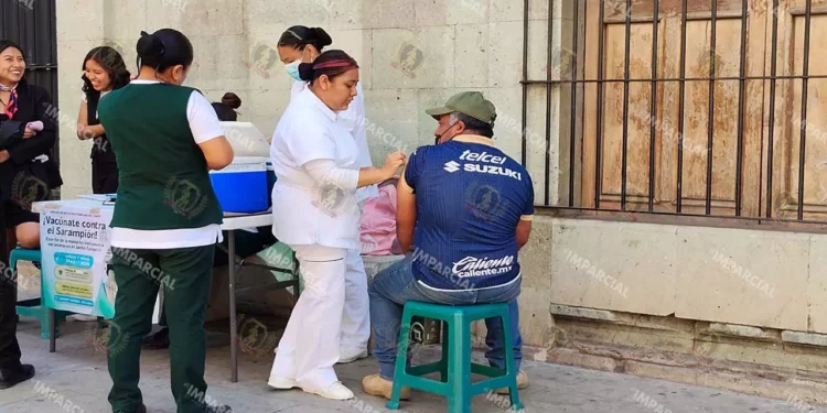 Foto: Jesús Santiago // La aplicación incluye también a personas de los 13 a 49 años no vacunadas o que ignoran si recibieron las respectivas dosis durante sus primeros años de vida.