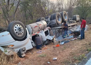 Joven resulta lesionado tras volcadura de tractocamión en la carretera 190, en Tehuantepec