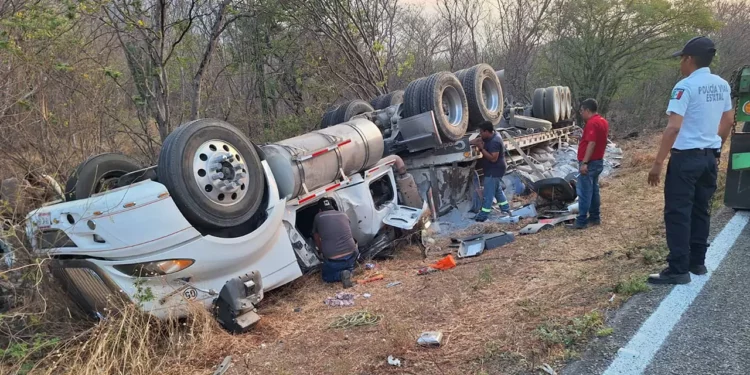 Joven resulta lesionado tras volcadura de tractocamión en la carretera 190, en Tehuantepec
