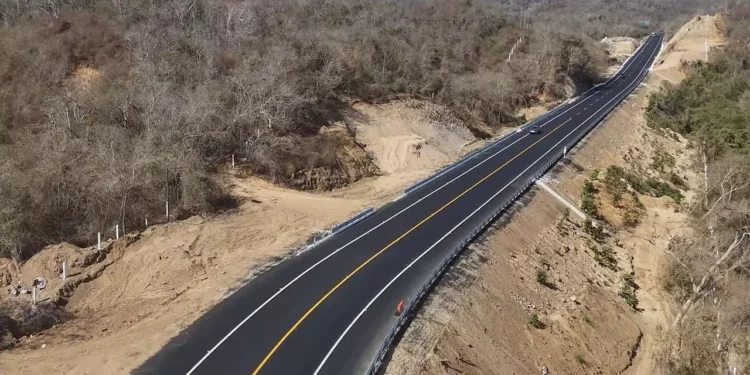 Avanza modernización de la carretera Salina Cruz–Zihuatanejo; obra se extendería hasta 2029