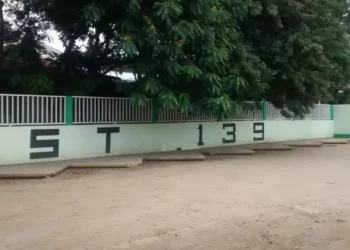 No permitieron entrar a los paramédicos para revisar a los jóvenes.
