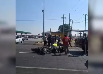 Motociclista queda grave tras brutal choque contra camioneta en la Transístmica, en Salina Cruz