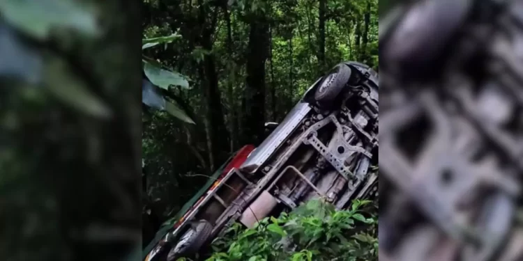 Fiesta termina en volcadura: Músicos sufren accidente en zona montañosa de Oaxaca