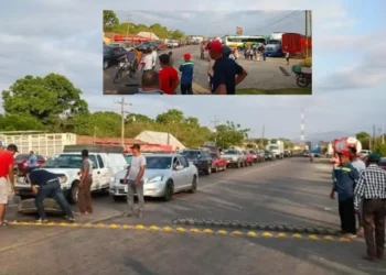 Productores de mango bloquean la carretera 190 en el Istmo; exigen intervención de autoridades sanitarias