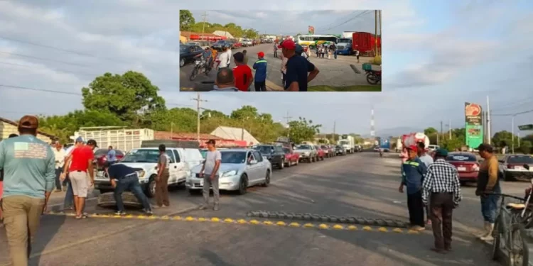 Productores de mango bloquean la carretera 190 en el Istmo; exigen intervención de autoridades sanitarias