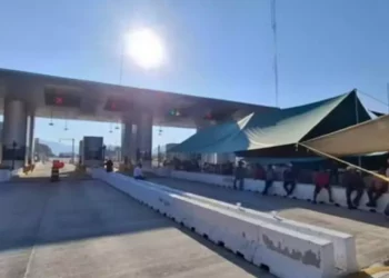 Comuneros desafían al gobierno: Tercer día de bloqueo en la Supercarretera a la Costa y retienen a funcionarios