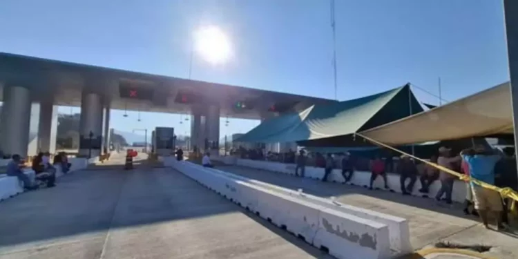 Comuneros desafían al gobierno: Tercer día de bloqueo en la Supercarretera a la Costa y retienen a funcionarios