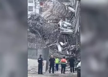 VIDEO | Colapso en plena demolición: edificio se desploma en San Antonio Abad y deja personas atrapadas