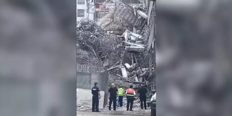 VIDEO | Colapso en plena demolición: edificio se desploma en San Antonio Abad y deja personas atrapadas