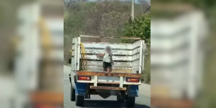 VIDEO | Viaje al borde de la tragedia: niño de 3 años fue descubierto en la batea de una camioneta en movimiento