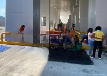 Profesores de la Sección 22 abren caseta a la Costa y dan paso libre a viajeros