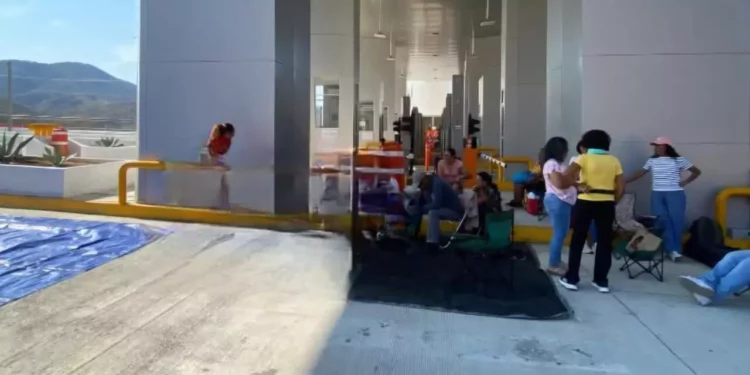 Profesores de la Sección 22 abren caseta a la Costa y dan paso libre a viajeros