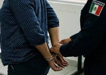Mujer detenida por vender taxi robado en Santiago Juxtlahuaca