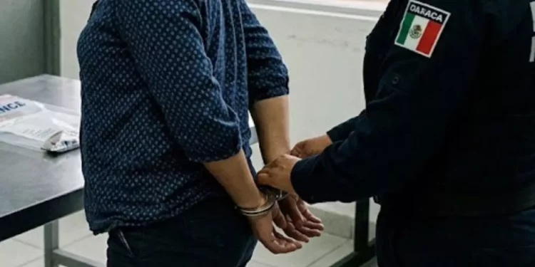 Mujer detenida por vender taxi robado en Santiago Juxtlahuaca