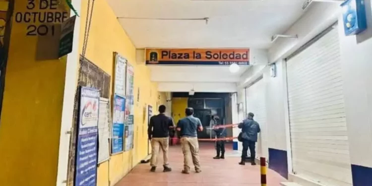 Le dan muerte a velador en plaza comercial de Miahuatlán; crece alarma por inseguridad