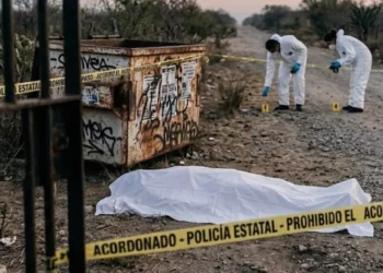 Abandonan cadáver maniatado con mensaje criminal en paraje de Cacaloxtepec