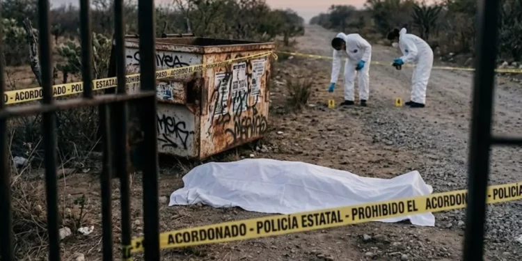 Abandonan cadáver maniatado con mensaje criminal en paraje de Cacaloxtepec