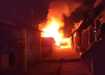 Fotos: Grupo Oram // Intensas llamas en mercadito de Zaachila
