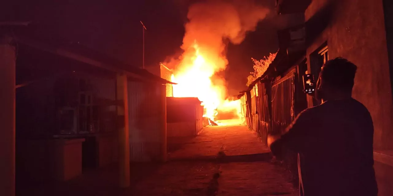 Fotos: Grupo Oram // Intensas llamas en mercadito de Zaachila