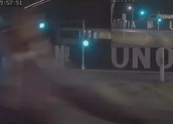 VIDEO | ¡Se pasa el rojo y desata el caos! Motociclista deja lesionados en Binnibus y queda captado en video
