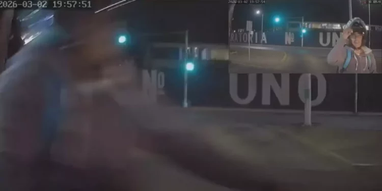 VIDEO | ¡Se pasa el rojo y desata el caos! Motociclista deja lesionados en Binnibus y queda captado en video