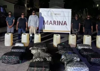 Decomisan 650 kilos de presunta cocaína frente a Michoacán; seis detenidos