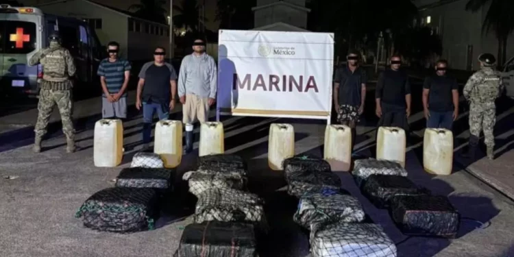Decomisan 650 kilos de presunta cocaína frente a Michoacán; seis detenidos
