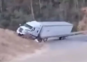 Tractocamión se sale del camino en la Supercarretera a la Costa