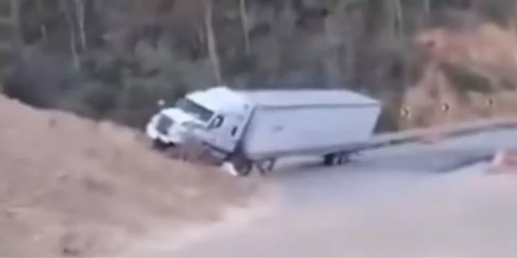 Tractocamión se sale del camino en la Supercarretera a la Costa