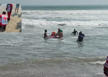 Mar de fondo casi ahoga a turistas en Huatulco; rescatan a cinco en La Bocana