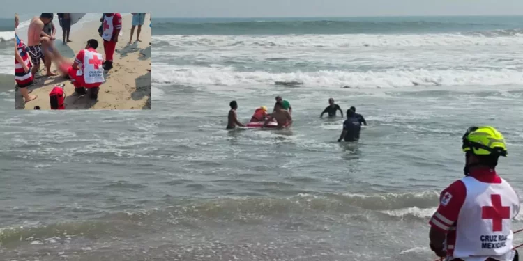 Mar de fondo casi ahoga a turistas en Huatulco; rescatan a cinco en La Bocana
