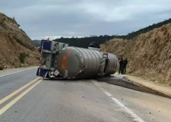 Volcadura de tanque de gasolina cierra Supercarretera 135-D en Oaxaca